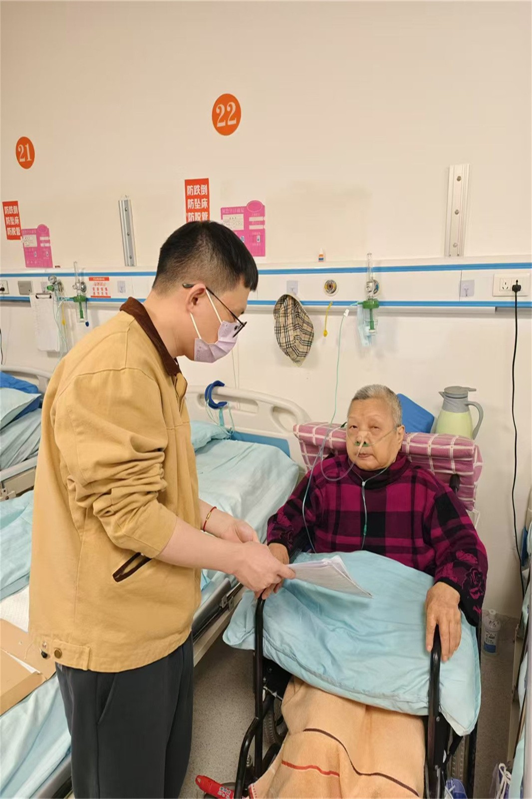 暖心服務(wù)進(jìn)病房，業(yè)務(wù)辦理零距離.jpg